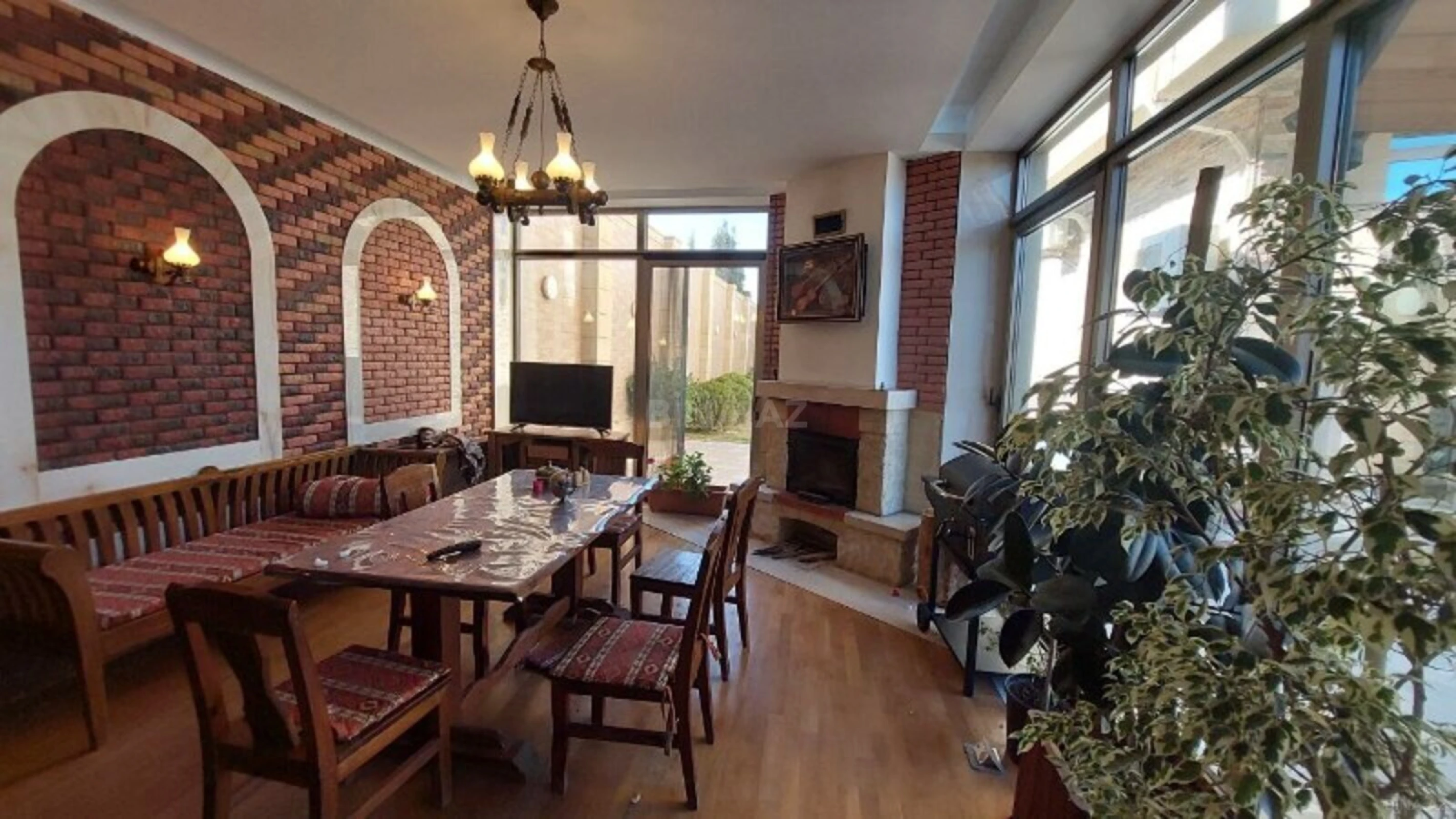 Satılır 10 otaqlı həyət evi 850 m²