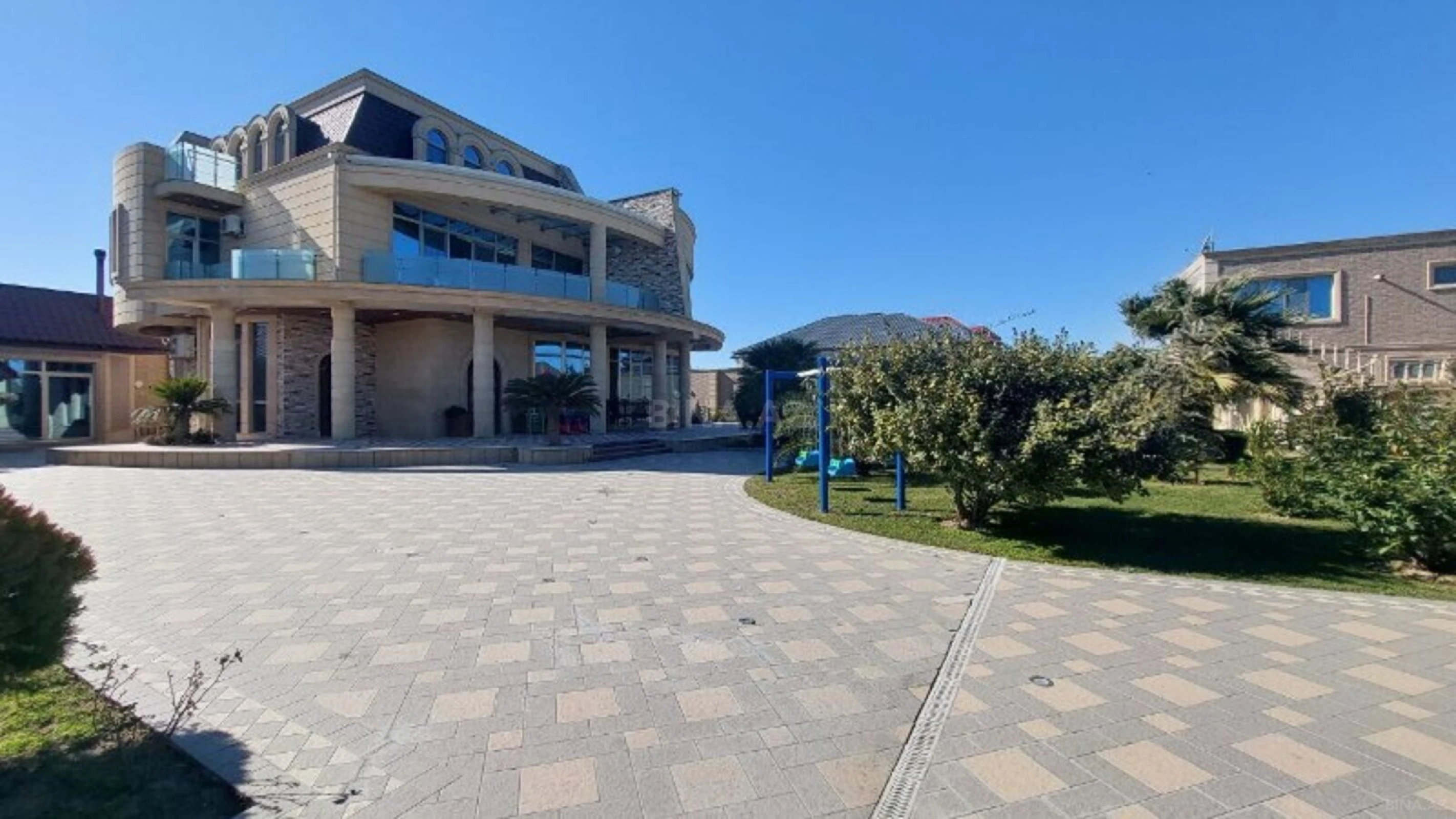 Satılır 10 otaqlı həyət evi 850 m²