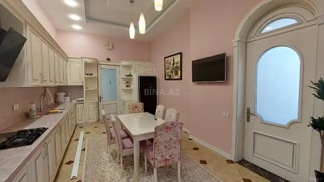 Satılır 10 otaqlı həyət evi 850 m²