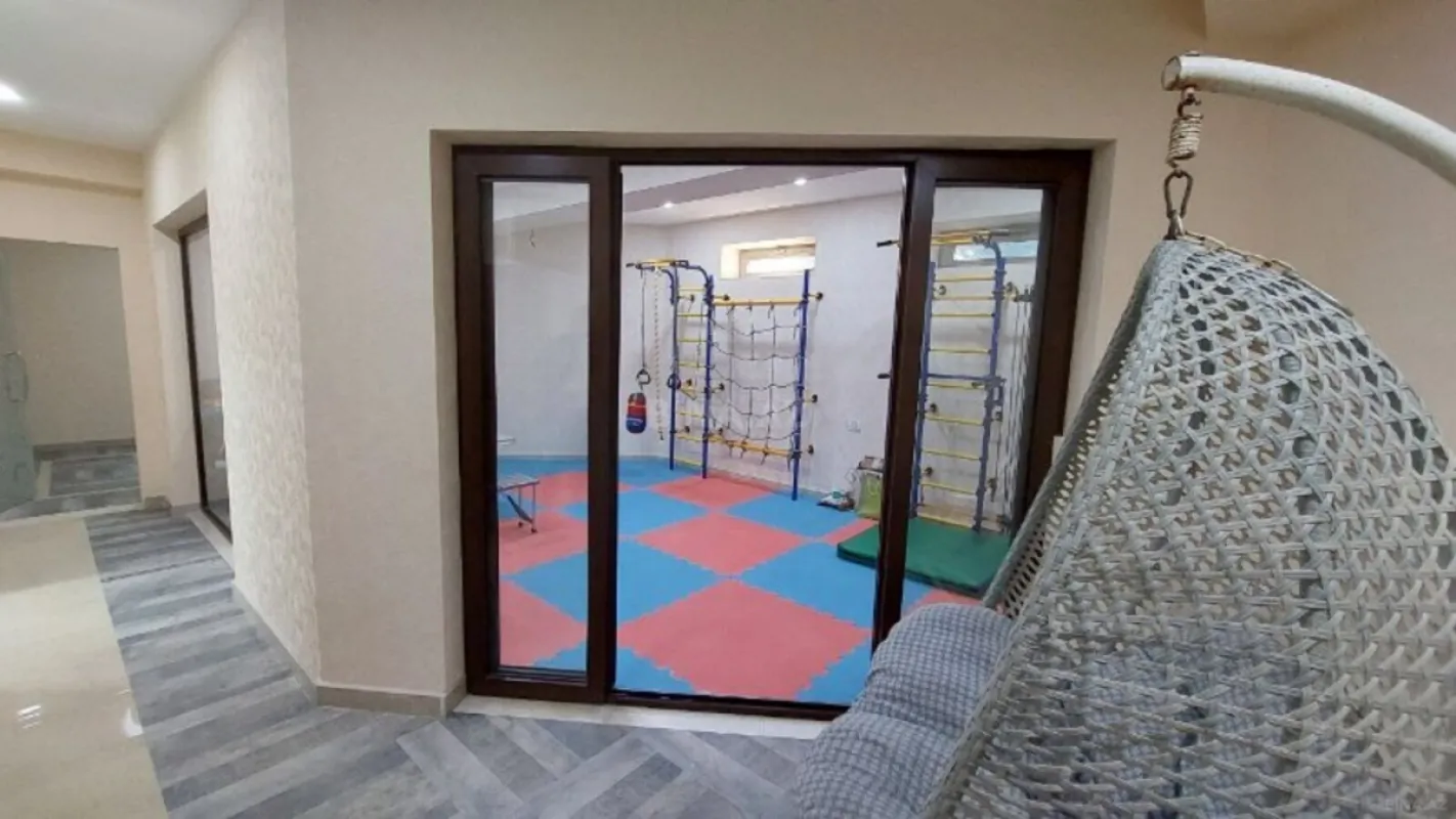 Satılır 10 otaqlı həyət evi 850 m²