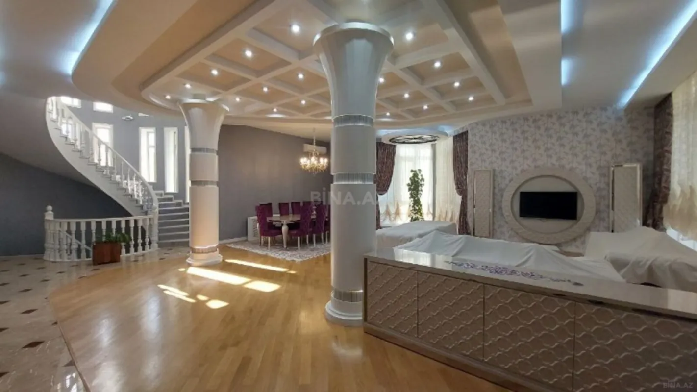 Satılır 10 otaqlı həyət evi 850 m²