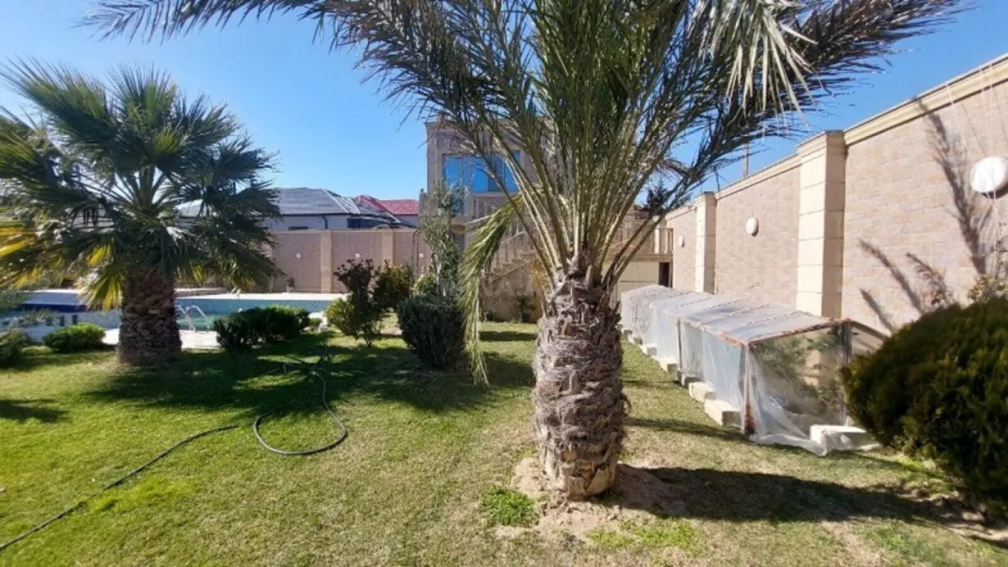 Satılır 10 otaqlı həyət evi 850 m²