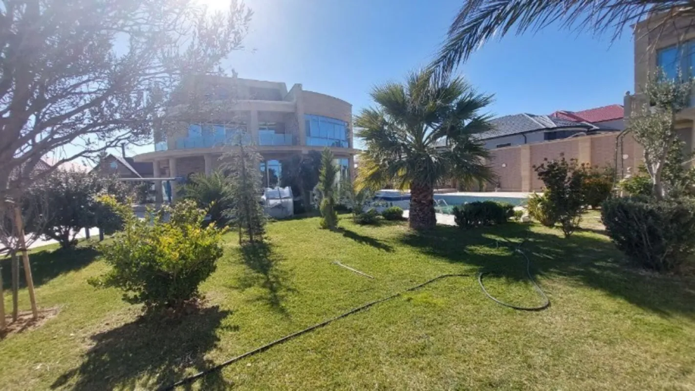 Satılır 10 otaqlı həyət evi 850 m²