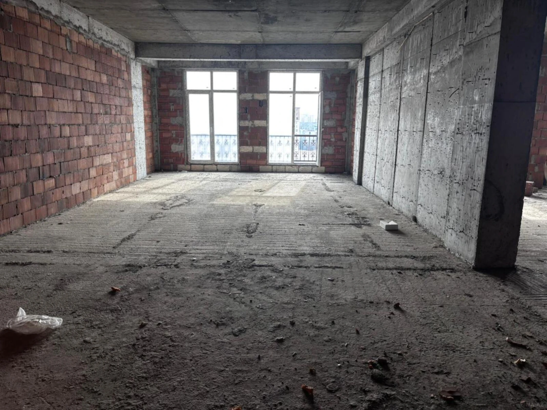 Satılır 4 otaqlı mənzil 218 m²