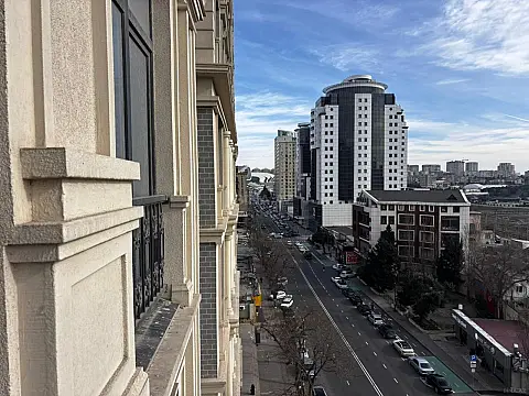 Satılır 4 otaqlı mənzil 218 m²