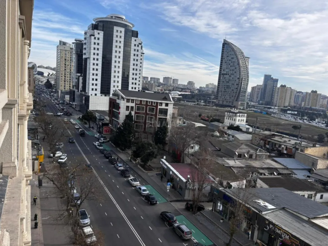 Satılır 4 otaqlı mənzil 218 m²