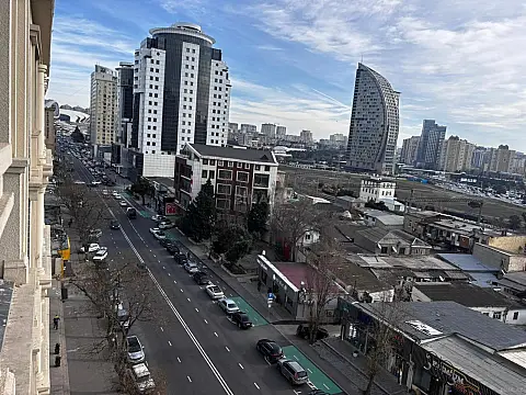 Satılır 4 otaqlı mənzil 218 m²