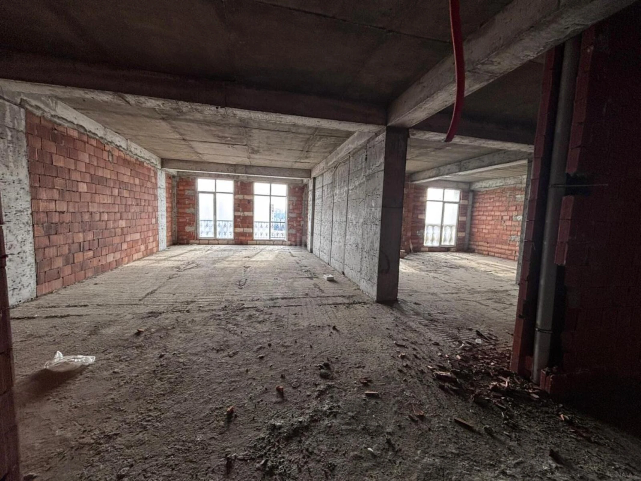 Satılır 4 otaqlı mənzil 218 m²