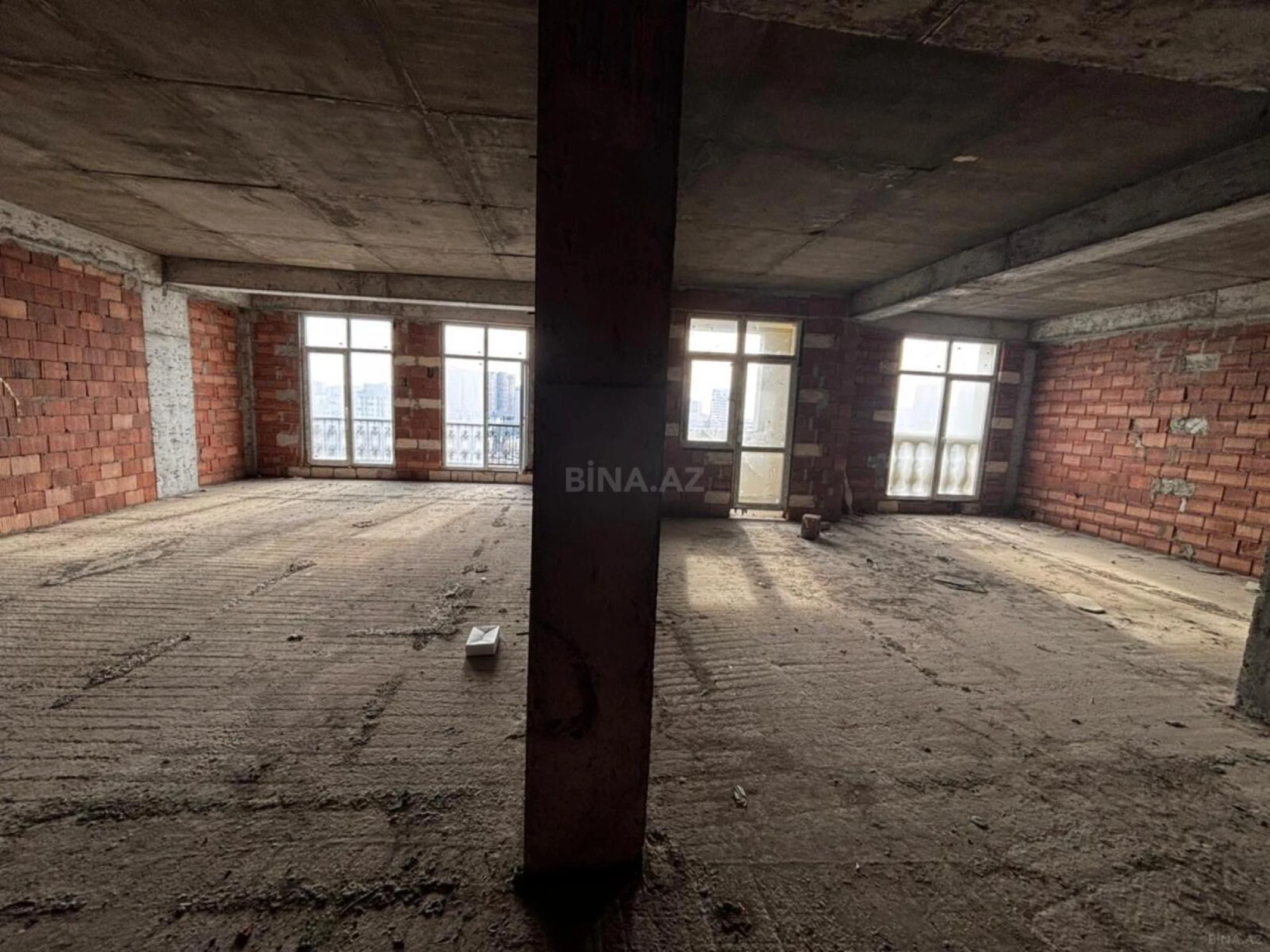 Satılır 4 otaqlı mənzil 218 m²