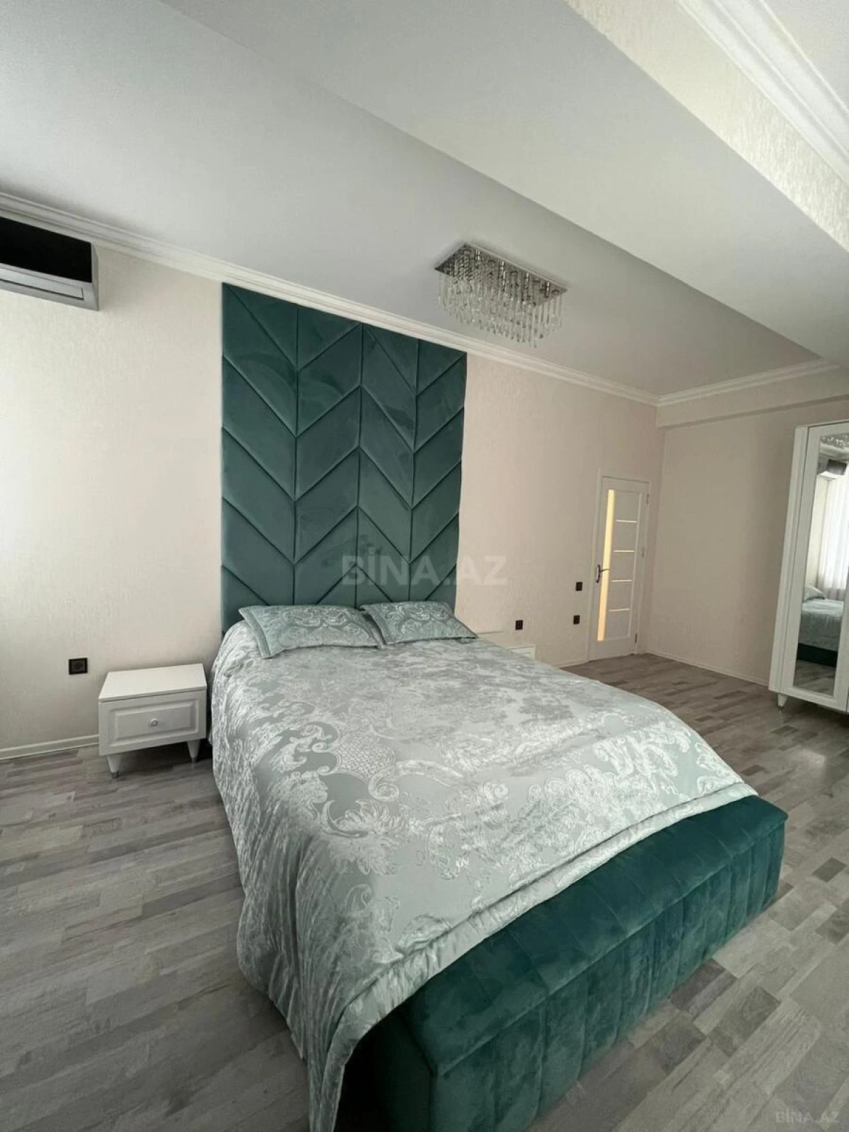 Satılır 3 otaqlı mənzil 136 m²