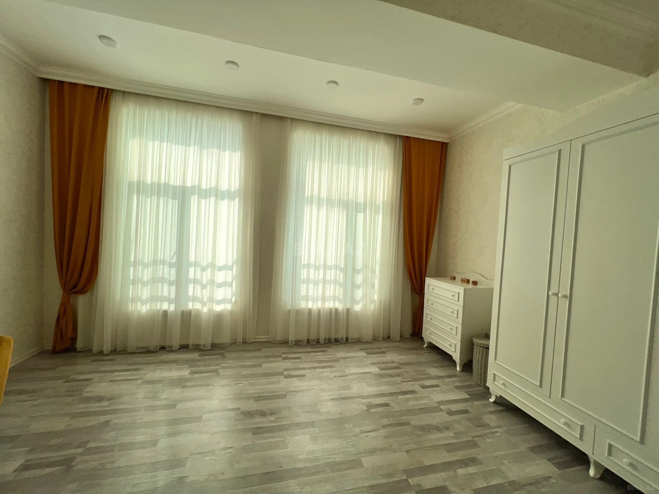 Satılır 3 otaqlı mənzil 136 m²