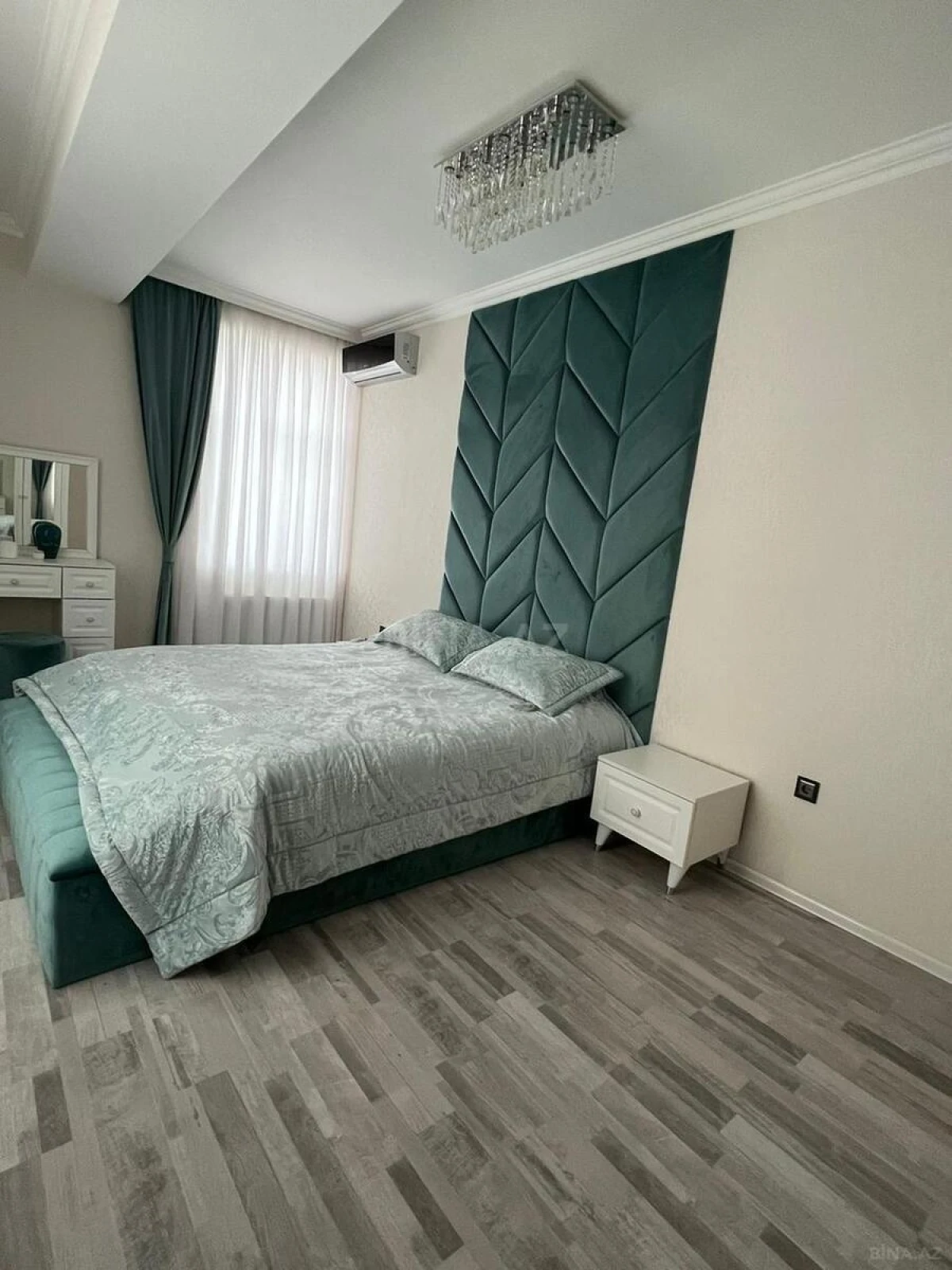 Satılır 3 otaqlı mənzil 136 m²