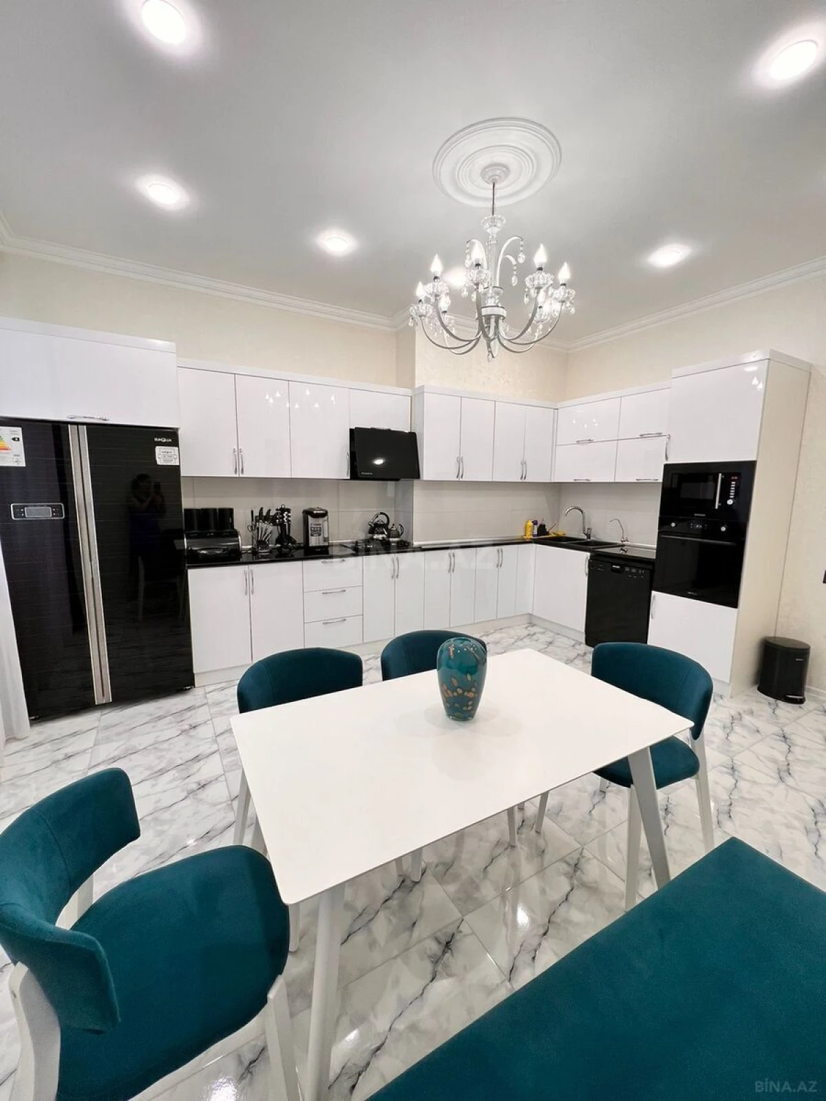 Satılır 3 otaqlı mənzil 136 m²