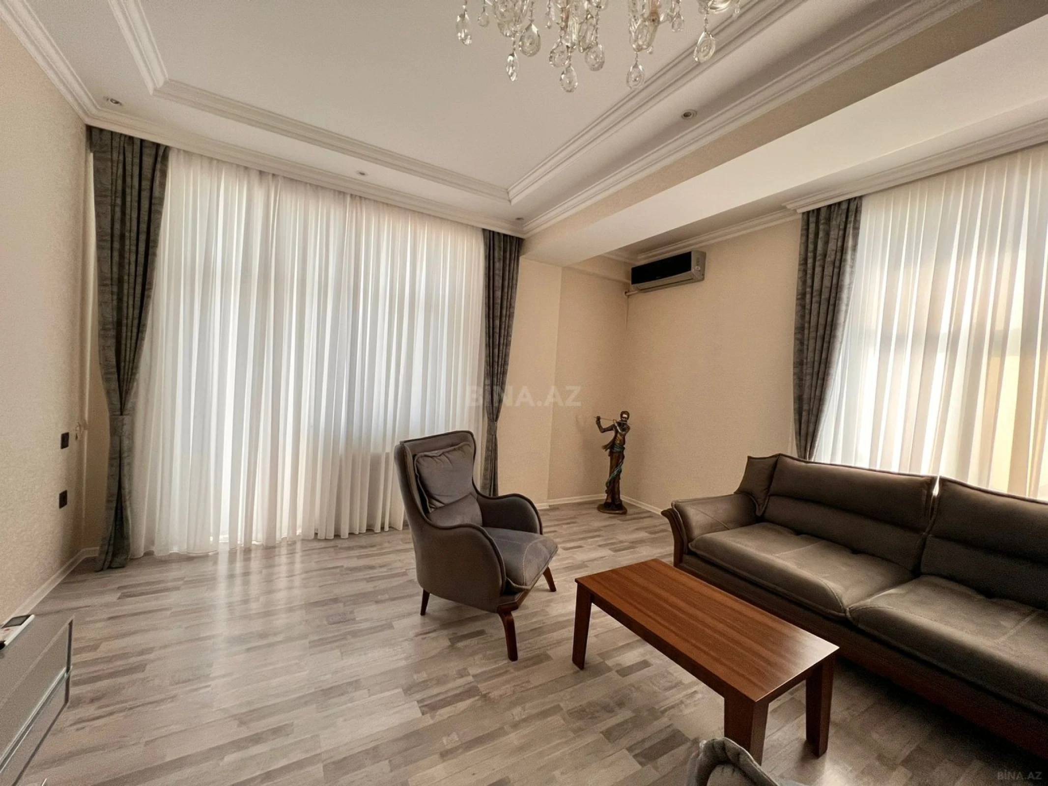 Satılır 3 otaqlı mənzil 136 m²