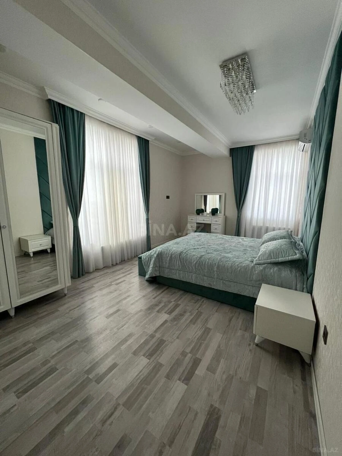 Satılır 3 otaqlı mənzil 136 m²