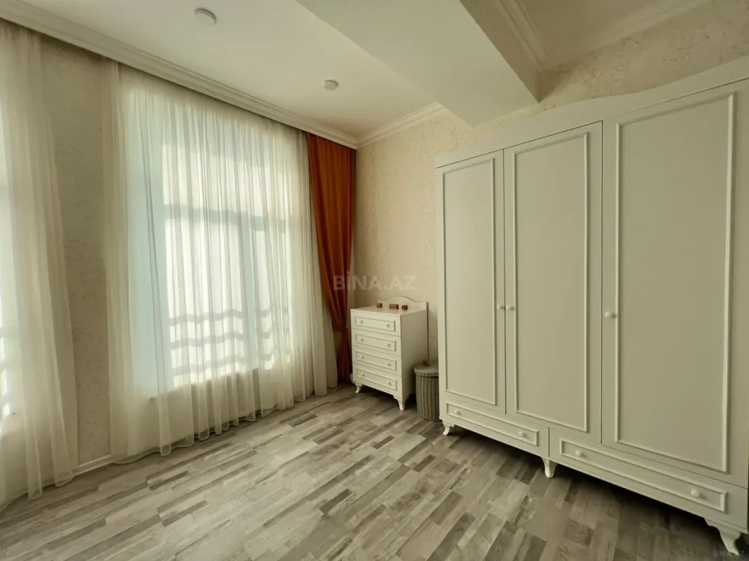 Satılır 3 otaqlı mənzil 136 m²