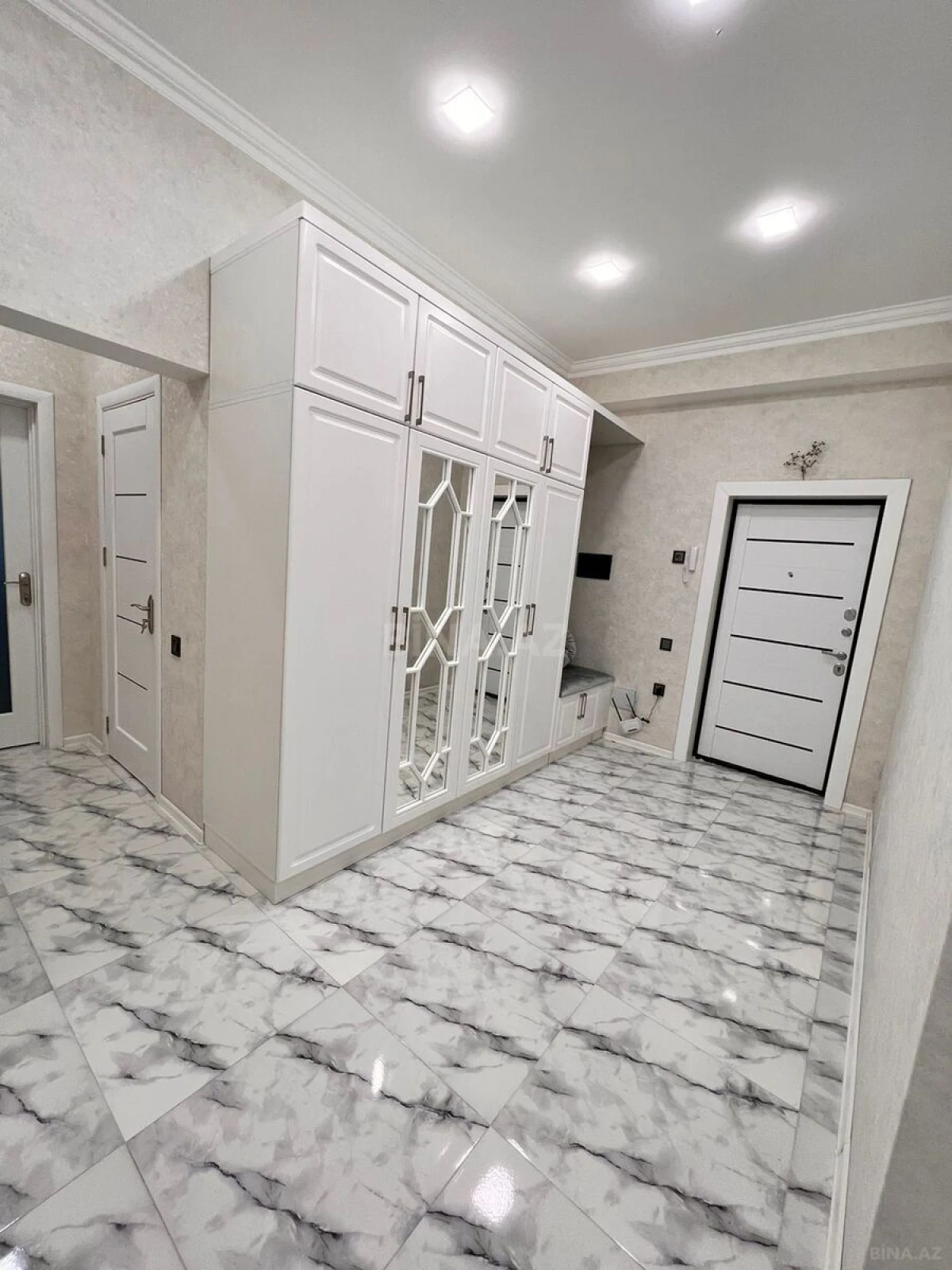Satılır 3 otaqlı mənzil 136 m²