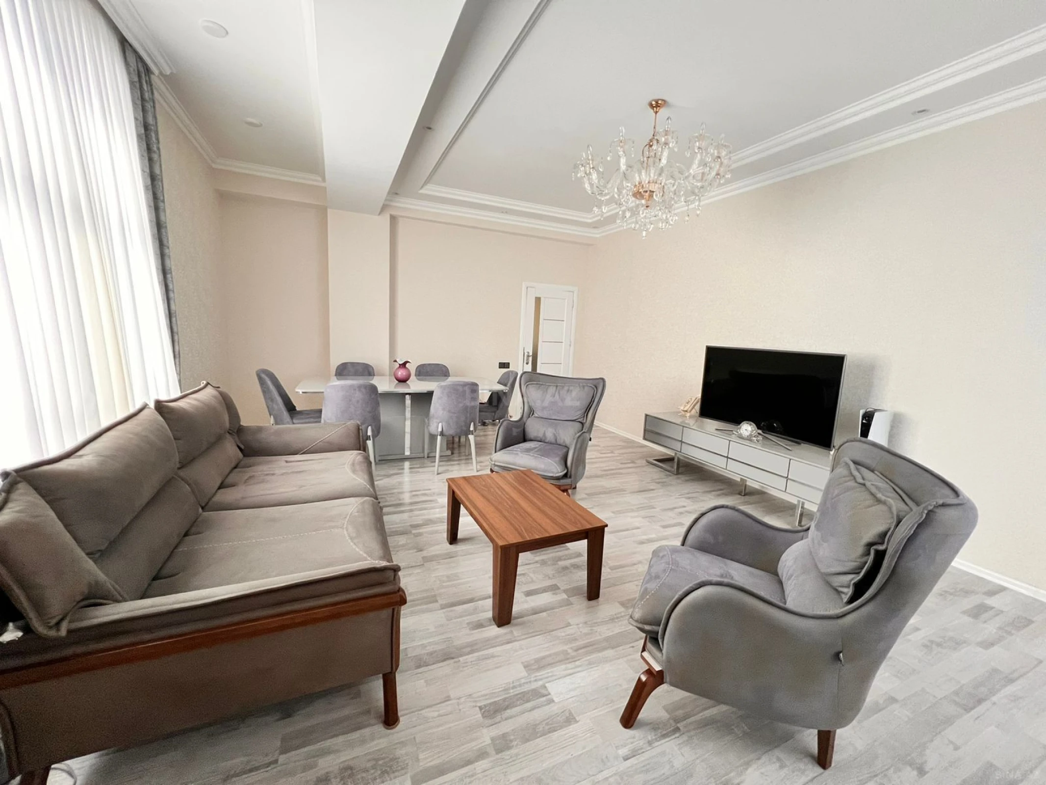 Satılır 3 otaqlı mənzil 136 m²