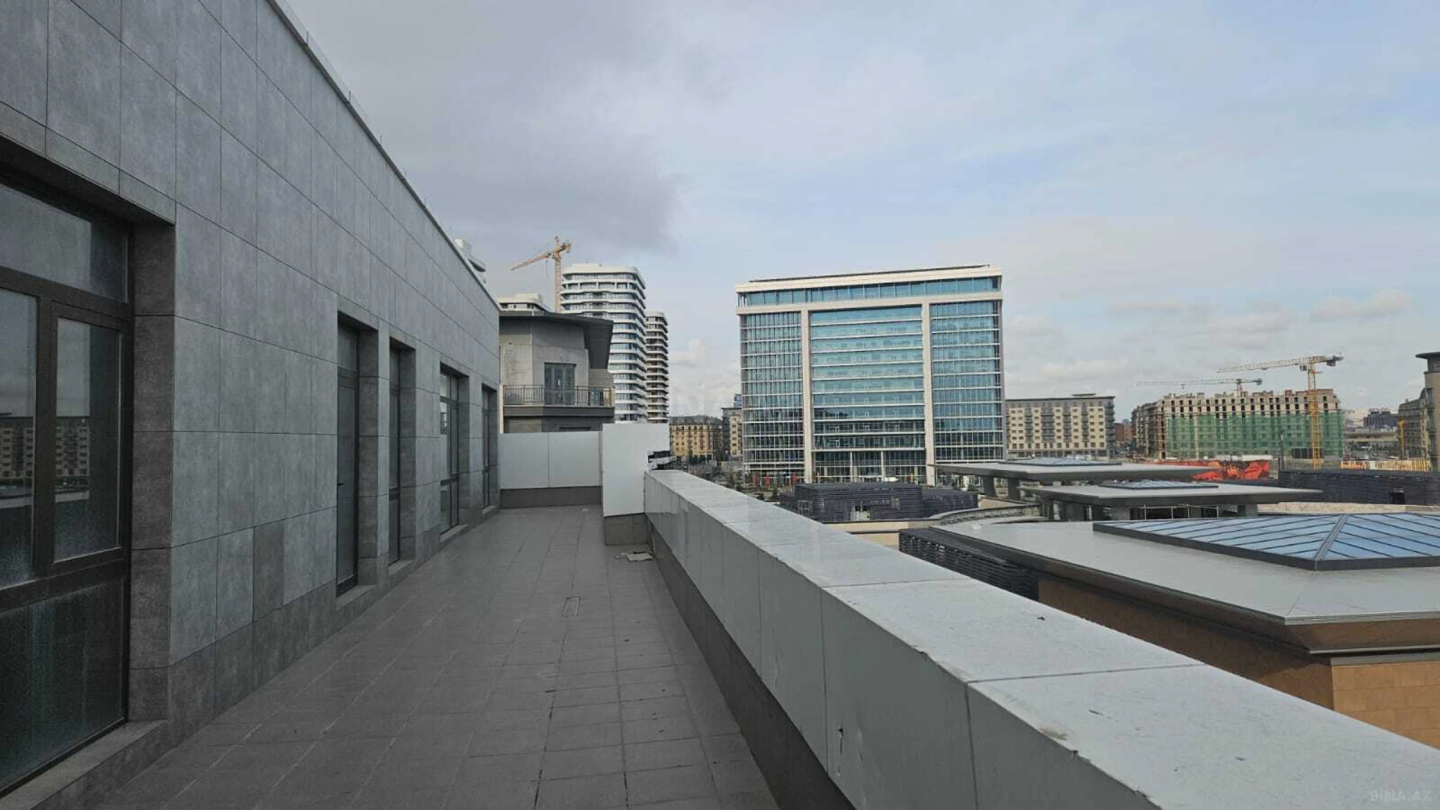 Satılır 9 otaqlı mənzil 290 m²