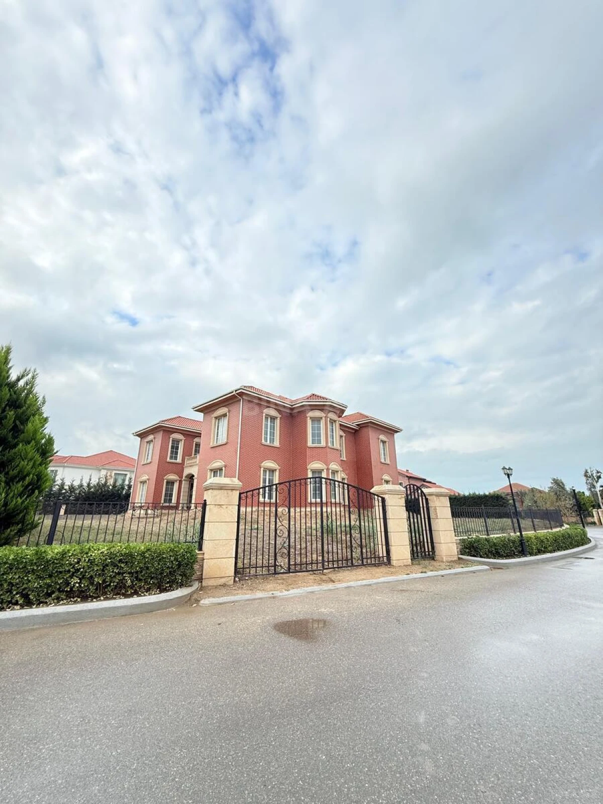 Satılır 8 otaqlı həyət evi 500 m²