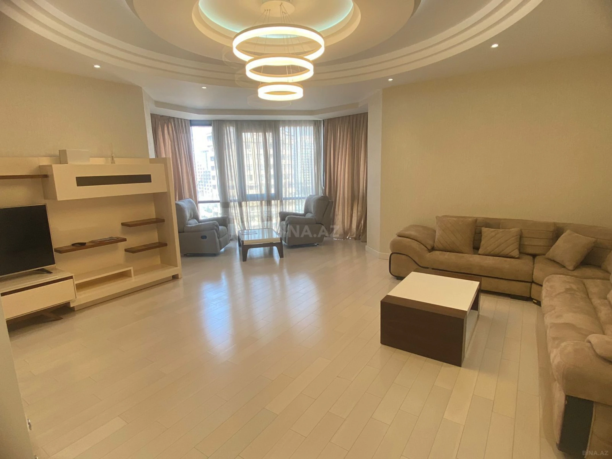 Kirayə verilir 4 otaqlı mənzil 200 m²