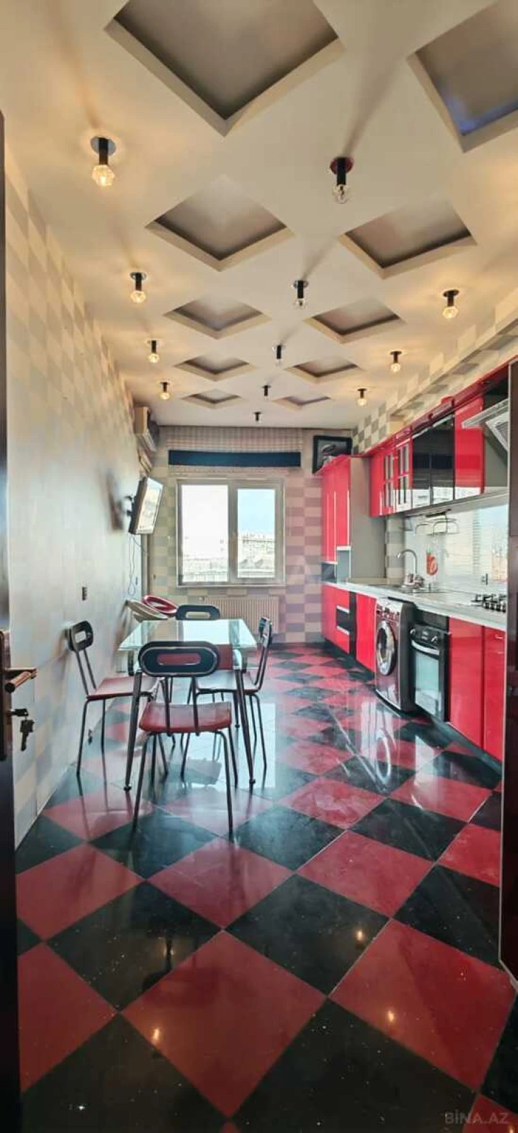 Satılır 4 otaqlı mənzil 182 m²