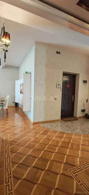 Satılır 4 otaqlı mənzil 182 m²
