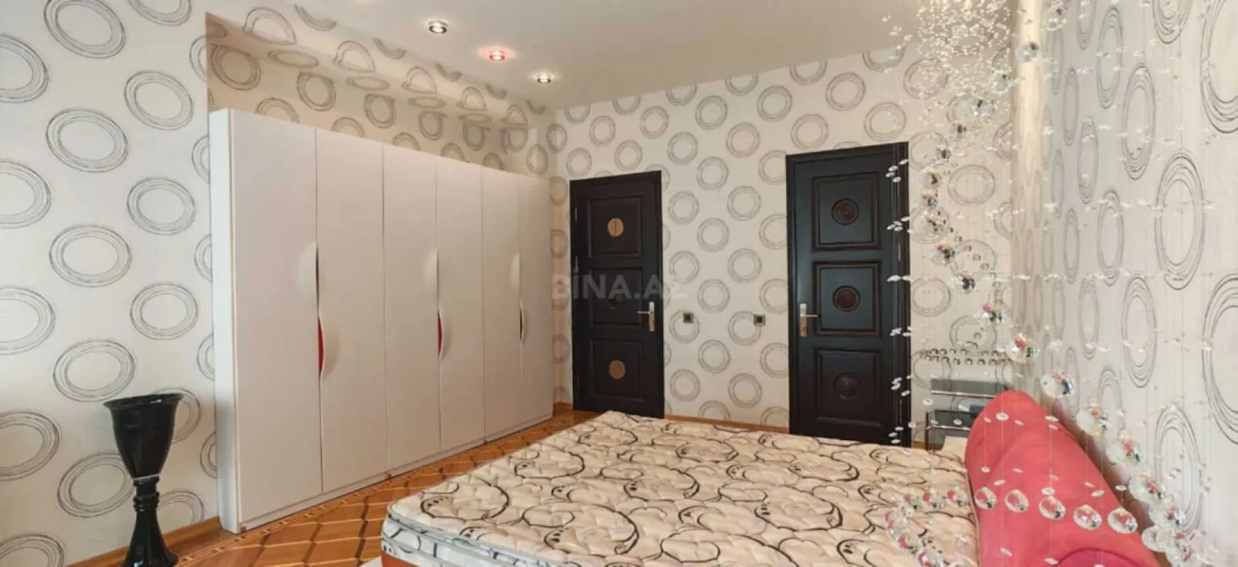 Satılır 4 otaqlı mənzil 182 m²