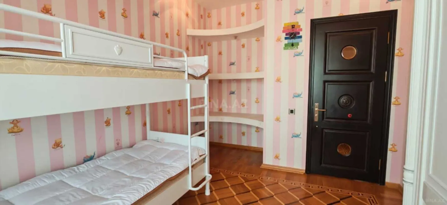 Satılır 4 otaqlı mənzil 182 m²