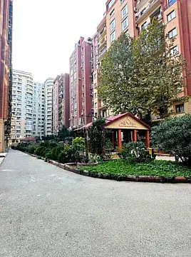 Satılır 4 otaqlı mənzil 182 m²