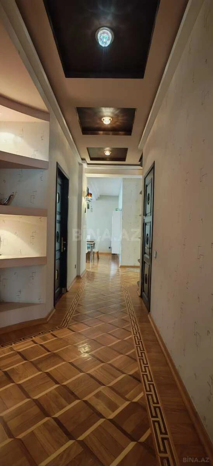 Satılır 4 otaqlı mənzil 182 m²