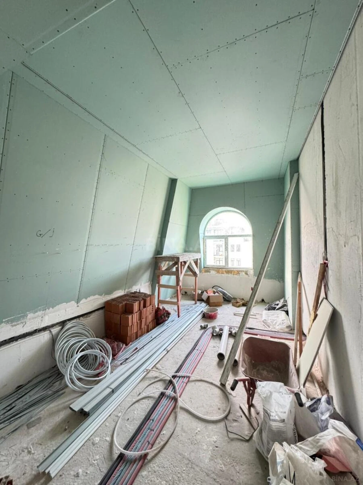 Satılır 4 otaqlı mənzil 210 m²