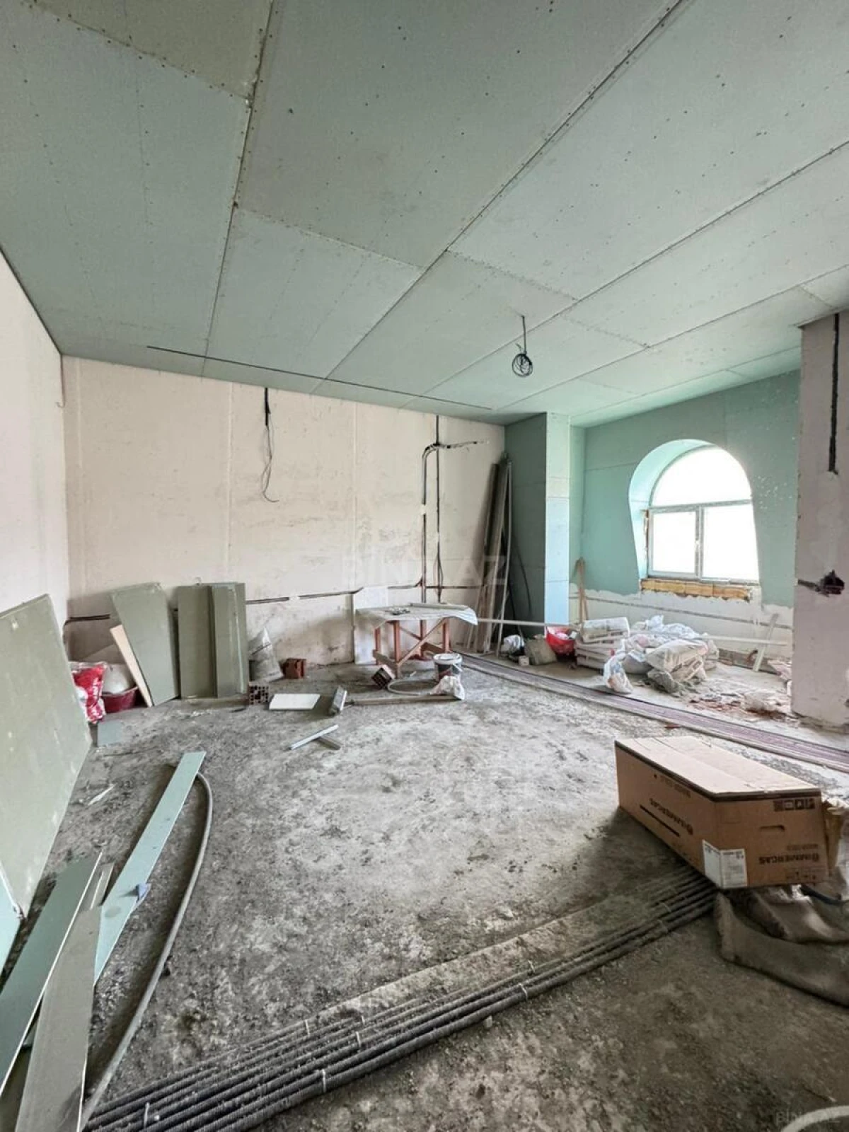 Satılır 4 otaqlı mənzil 210 m²