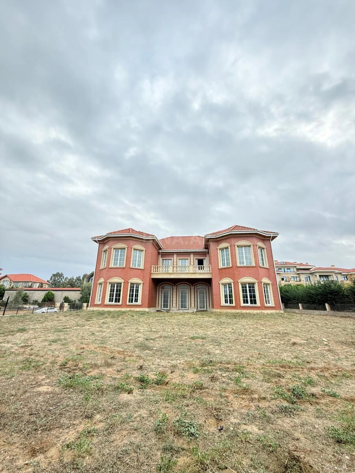 Satılır 8 otaqlı həyət evi 500 m²