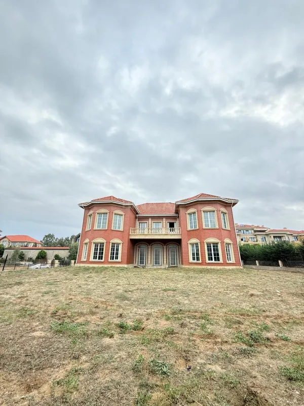 Satılır 8 otaqlı həyət evi 500 m²