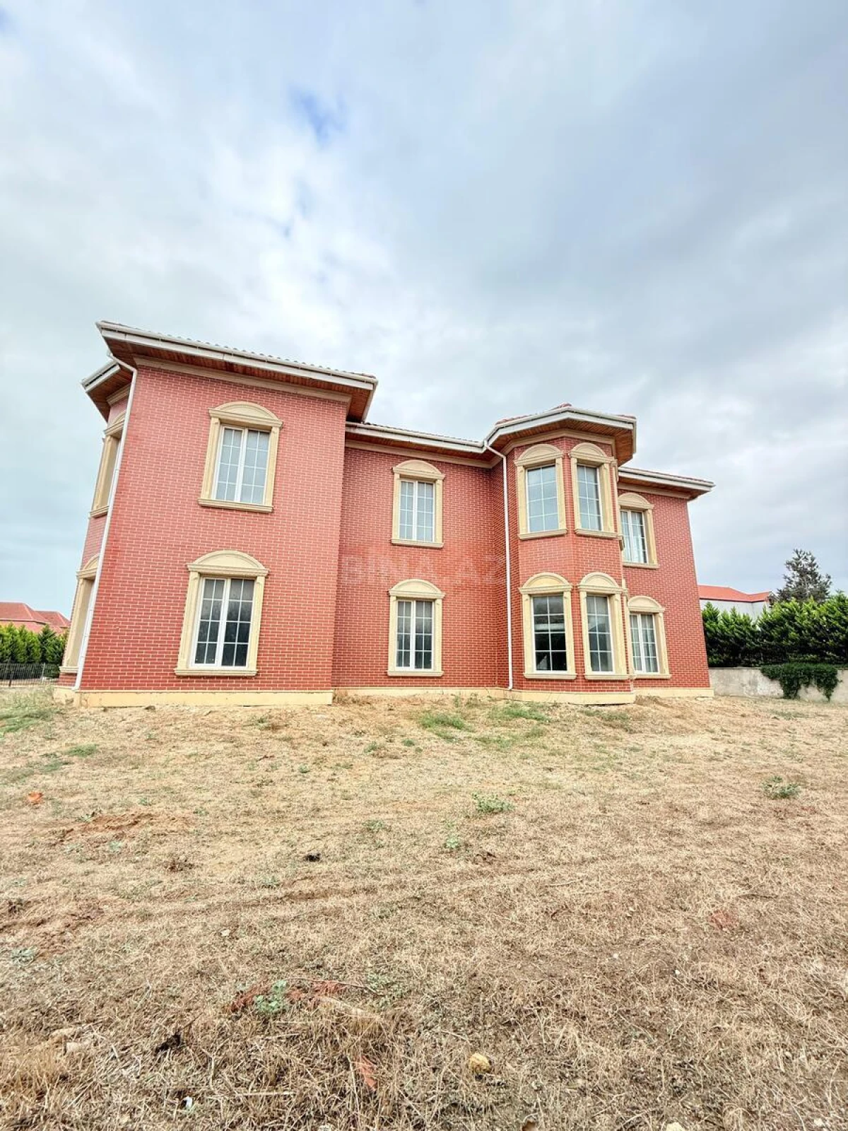 Satılır 8 otaqlı həyət evi 500 m²