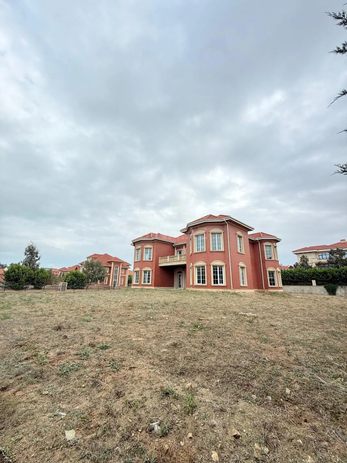 Satılır 8 otaqlı həyət evi 500 m²