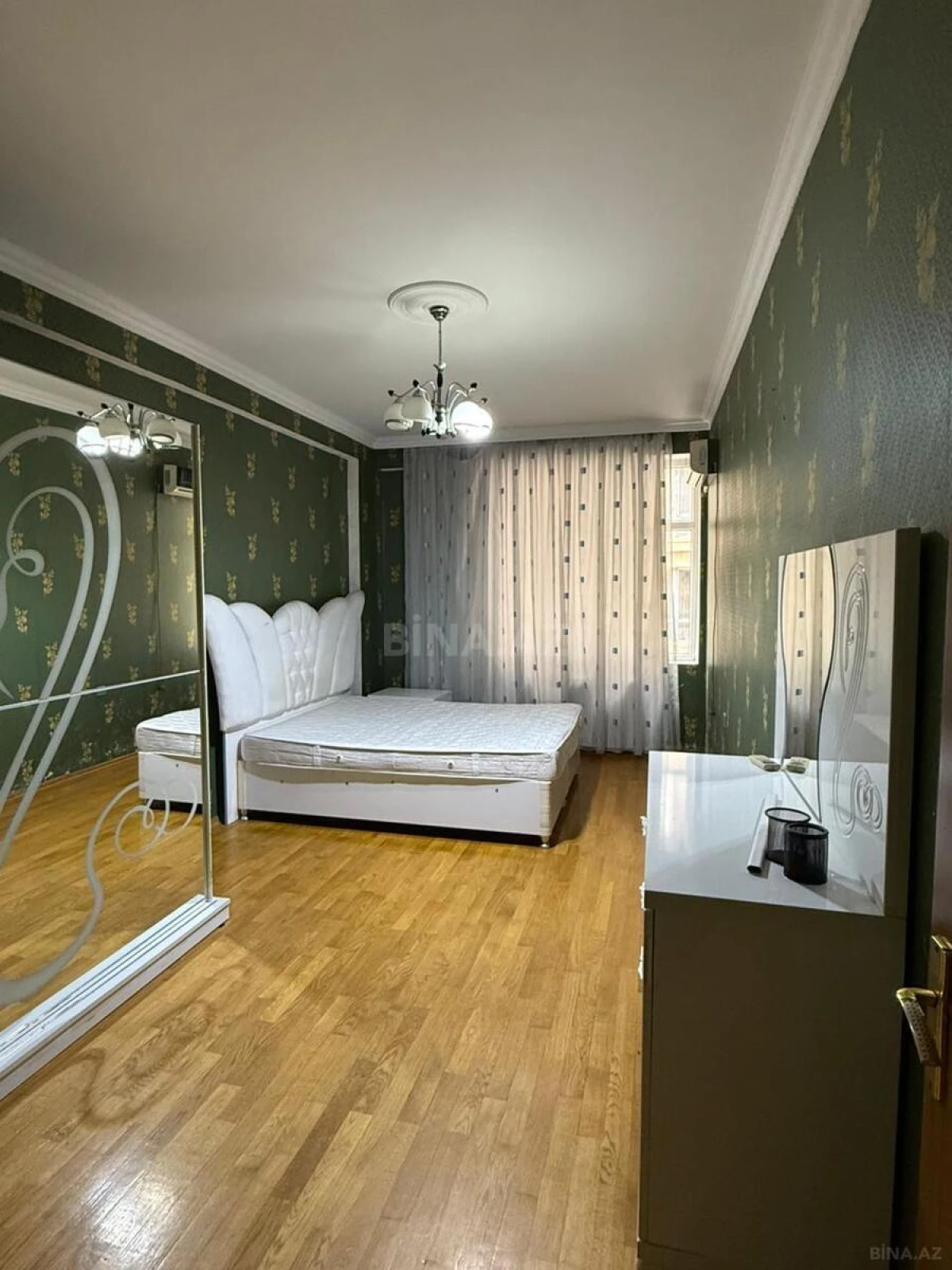 Satılır 3 otaqlı mənzil 145 m²