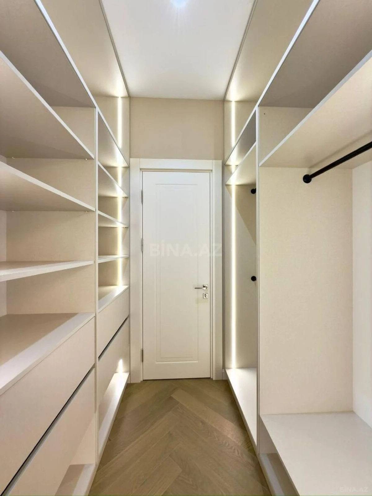 Satılır 3 otaqlı mənzil 136.6 m²