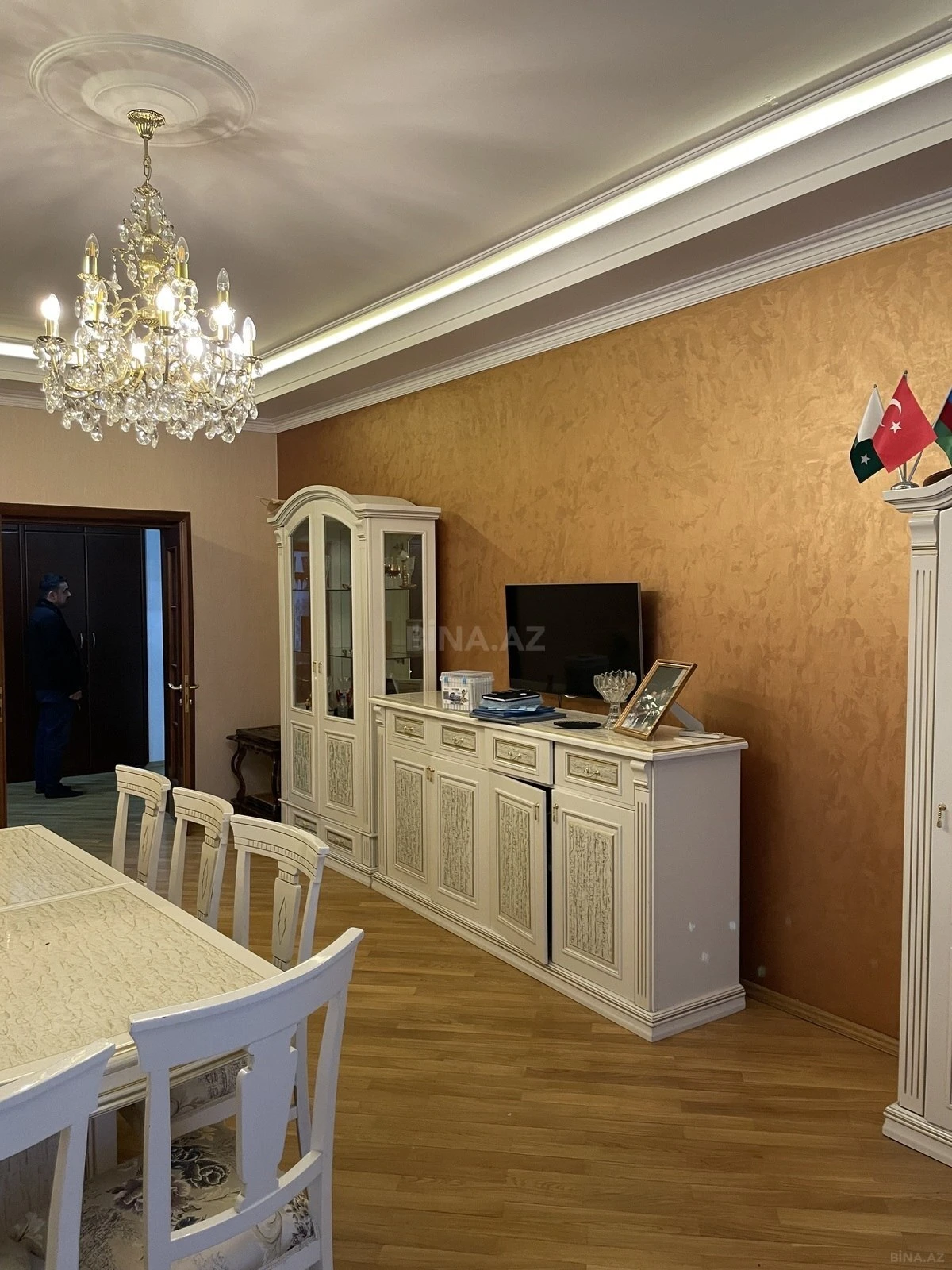 Kirayə verilir 4 otaqlı mənzil 165 m²