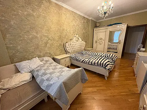 Satılır 4 otaqlı mənzil 198 m²