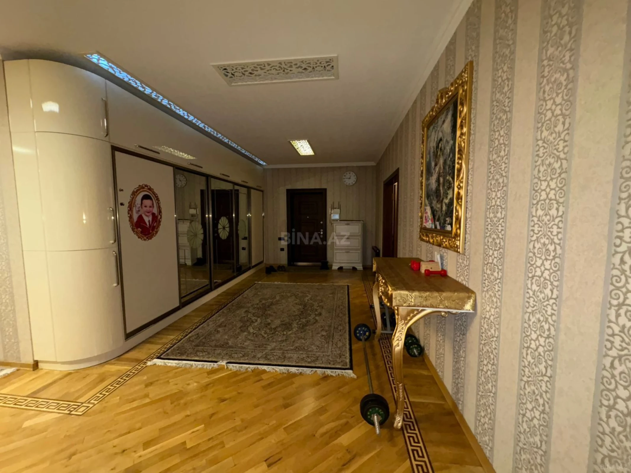 Satılır 4 otaqlı mənzil 198 m²