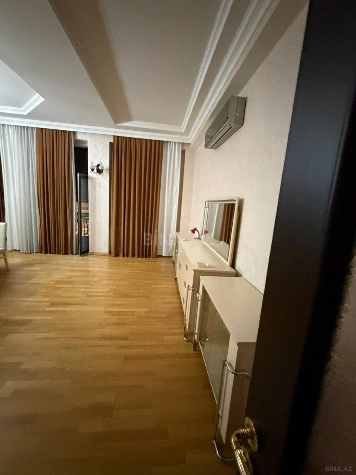 Kirayə verilir 3 otaqlı mənzil 205 m²