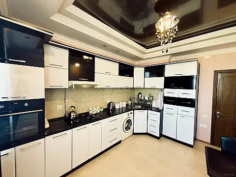 Satılır 3 otaqlı mənzil 135 m²