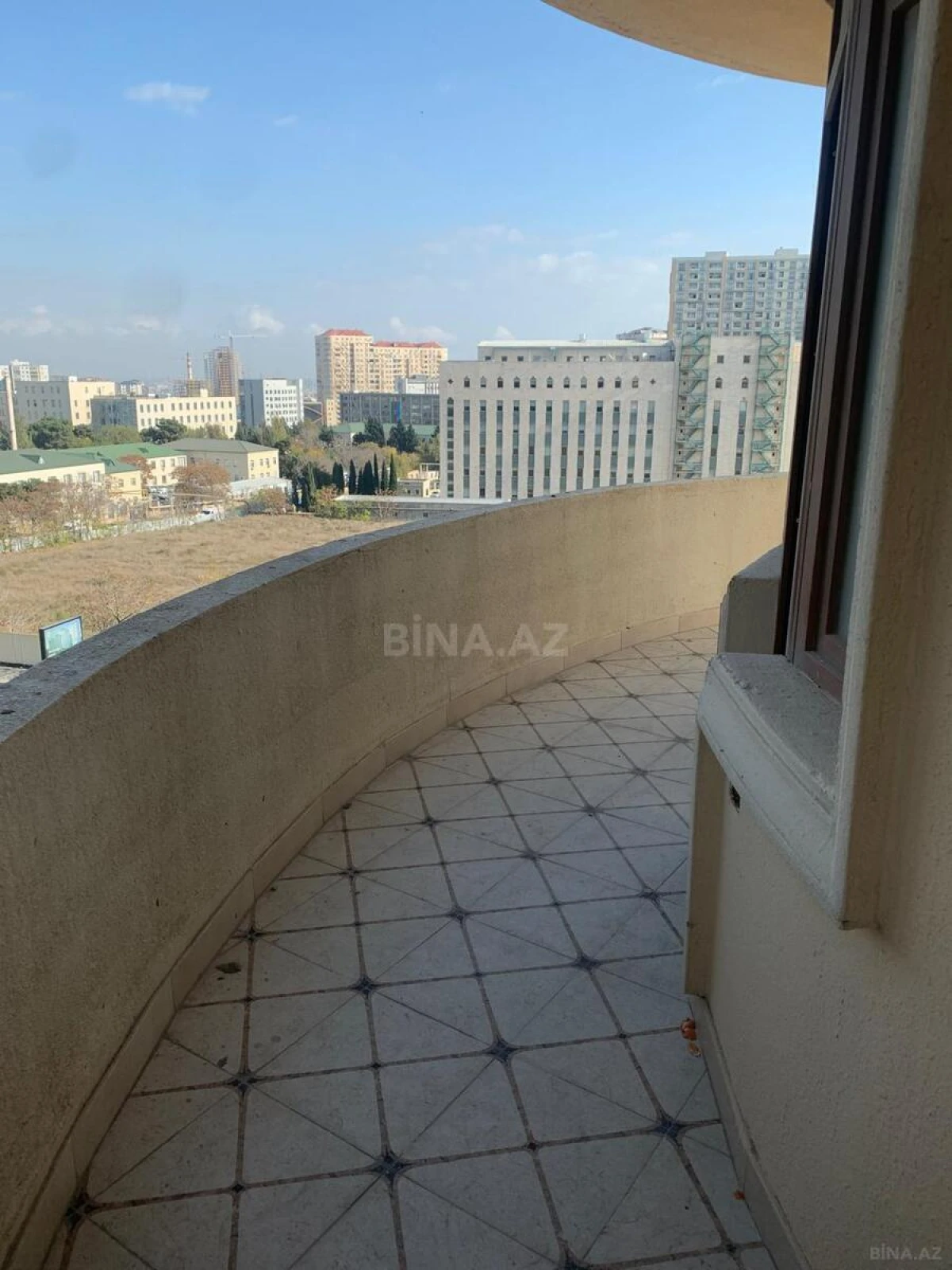 Satılır 4 otaqlı mənzil 237 m²