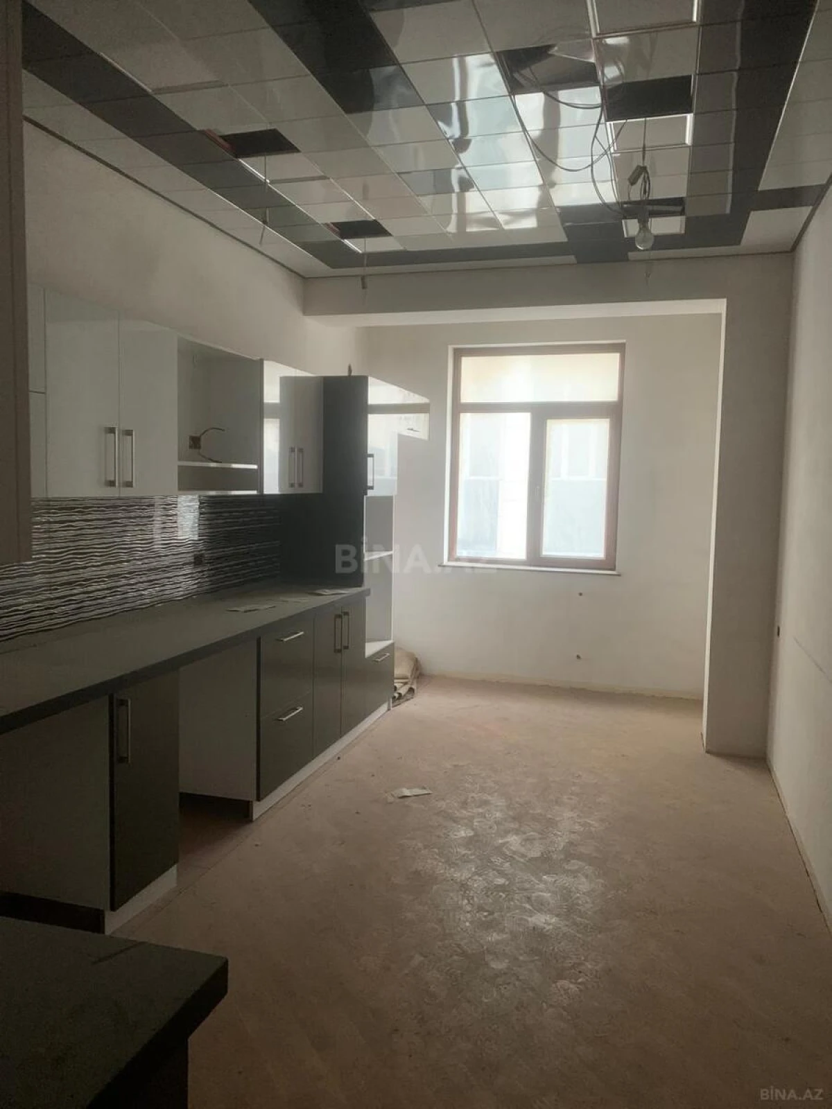 Satılır 4 otaqlı mənzil 237 m²