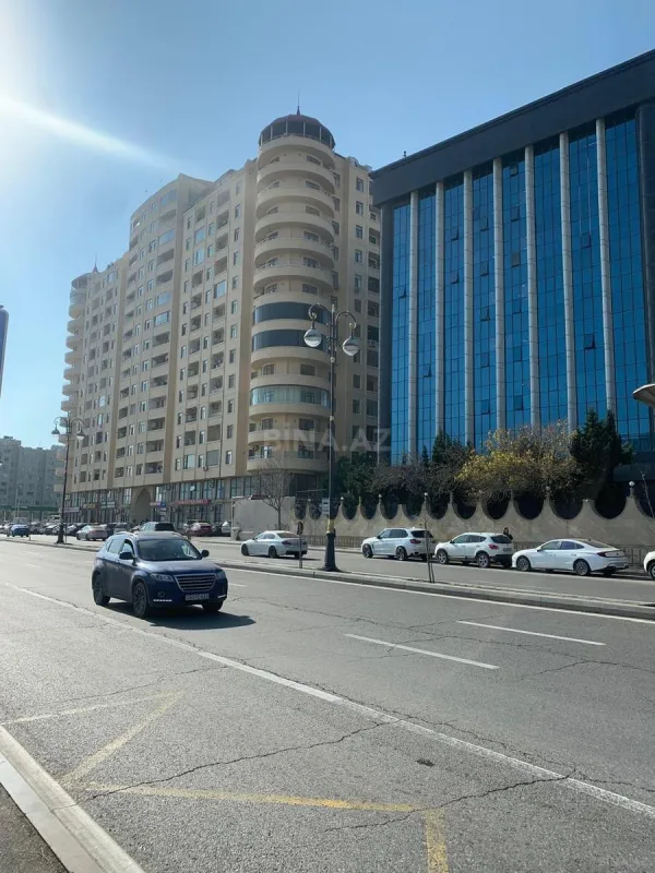Satılır 4 otaqlı mənzil 237 m²