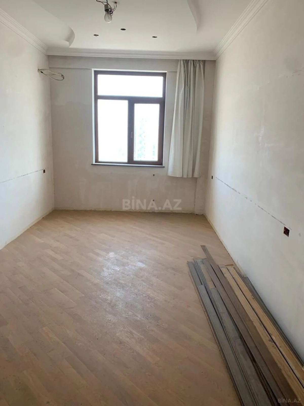 Satılır 4 otaqlı mənzil 237 m²
