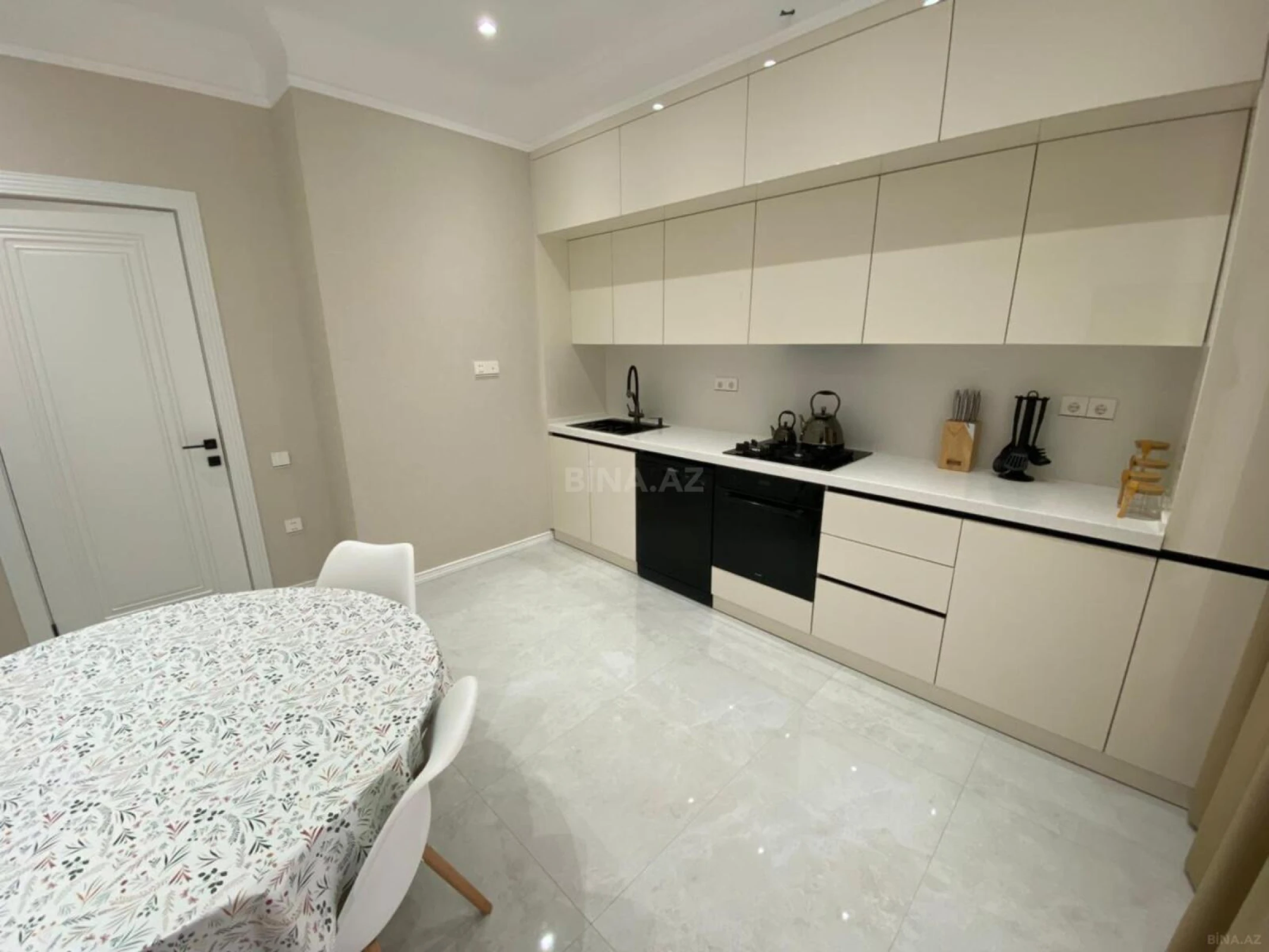 Kirayə verilir 2 otaqlı mənzil 110 m²