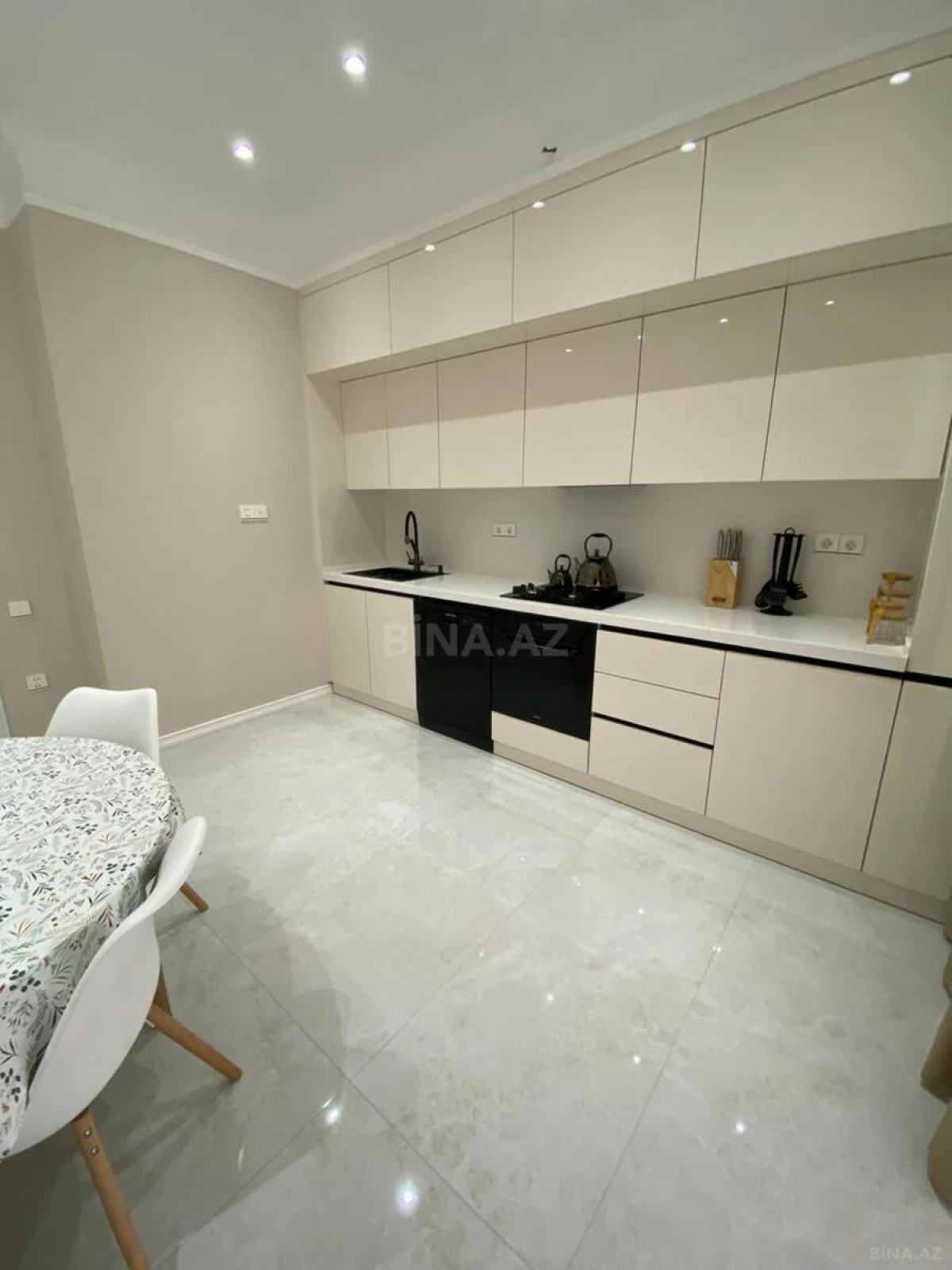 Kirayə verilir 2 otaqlı mənzil 110 m²